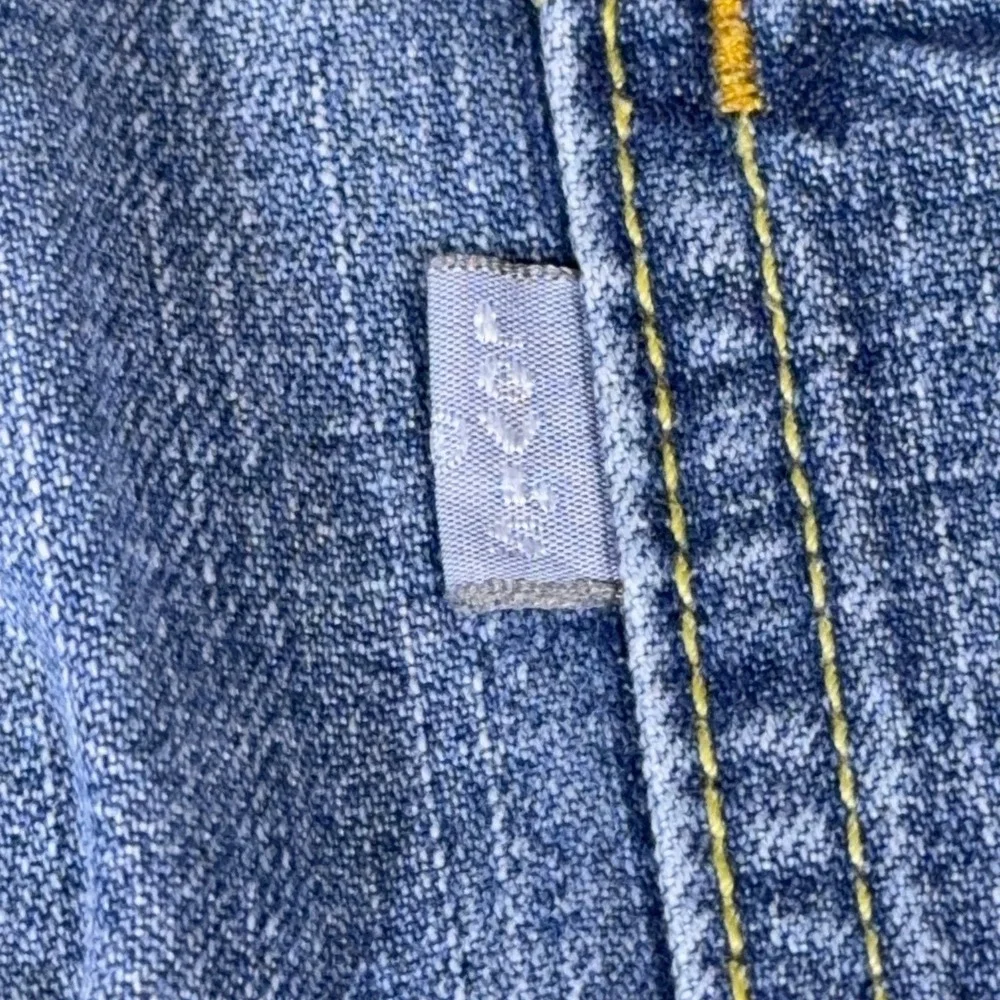 Levis small hole